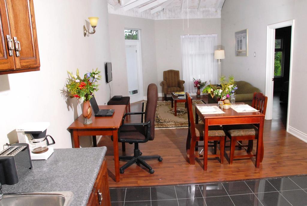 Guest House Villa Mishkan Runaway Bay Exterior foto